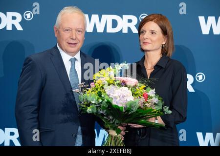 Von Links: Der scheidende WDR-Intendant Tom BUHROW die neue Intendantin Katrin VERNAU, Wahl des neuen WDR Intendanten/der neuen Intendantin im Koelner Guerzenich, 27.06.2024.. *** Da sinistra, uscente Direttore generale della Repubblica Federale di Corea Tom BUHROW il nuovo Direttore generale Katrin VERNAU, elezione del nuovo Direttore generale della Repubblica Democratica di Germania del nuovo Direttore generale a Colonia, 27 06 2024 Foto Stock