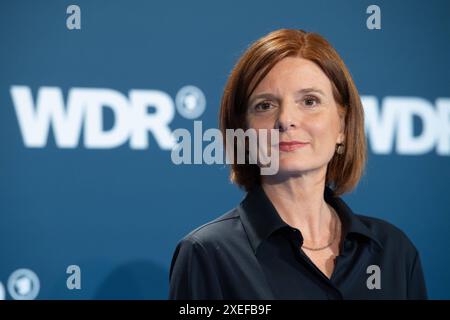 Die neue Intendantin Katrin VERNAU, Portraet, Porträt, Portrait, Angeschnittenes Einzelbild, Einzelmotiv, Wahl des neuen WDR Intendanten/der neuen Intendantin im Koelner Guerzenich, 27.06.2024.. *** Il nuovo regista Katrin VERNAU, ritratto, ritratto, immagine singola ritagliata, singolo motivo, elezione del nuovo direttore del WDR del nuovo direttore del Colonia Guerzenich, 27 06 2024 Foto Stock