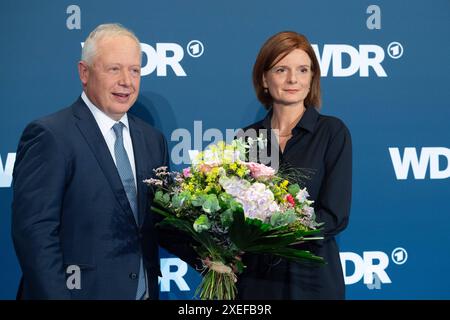 Von Links: Der scheidende WDR-Intendant Tom BUHROW die neue Intendantin Katrin VERNAU, Wahl des neuen WDR Intendanten/der neuen Intendantin im Koelner Guerzenich, 27.06.2024.. *** Da sinistra, uscente Direttore generale della Repubblica Federale di Corea Tom BUHROW il nuovo Direttore generale Katrin VERNAU, elezione del nuovo Direttore generale della Repubblica Democratica di Germania del nuovo Direttore generale a Colonia, 27 06 2024 Foto Stock