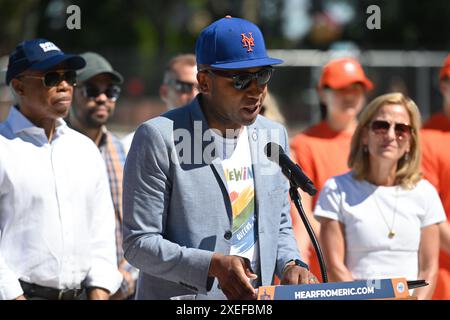 Donovan Richards, presidente del Queens Borough, offre commenti per dare inizio alla stagione della piscina all'aperto e celebrare la riapertura dell'Astoria Pool il 27 giugno. Foto Stock