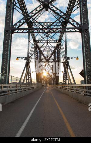 Ottawa, Canada - 4 giugno 2024: Ponte Alexandra da Ottawa, Ontario, a Gatineau, città del Quebec durante il tramonto Foto Stock