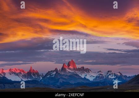 Il Fitz Roy, noto anche come Cerro Fitzroy o Cerro ChaltÃ©n, è una montagna di granito alta 3406 metri nell'An argentino-cileno Foto Stock