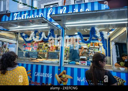 lisbona, Portogallo. 22 giugno 2024. Carovana di churros nei festeggiamenti di Santo Antonio a Lisbona in Portogallo, con coloratissime bancarelle di Street food che vendono churros e. Foto Stock