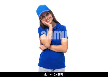 Concetto di design merch. giovane donna sorridente con t-shirt blu e berretto su sfondo bianco con spazio per le copie Foto Stock