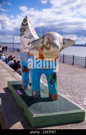 Superlambanana è una luminosa scultura sulla testa del molo a Liverpool, Inghilterra. Foto Stock