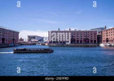 Royal Albert Docks con chiatta turistica che indica il suo tour della città in estate ascoltare e prendere il sole. Foto Stock