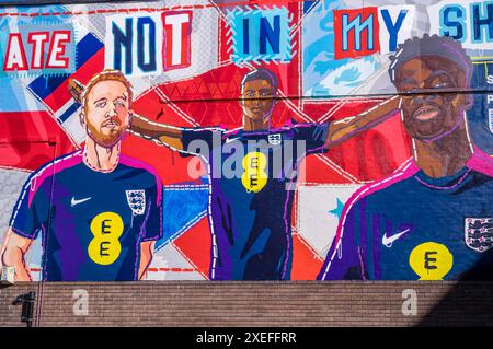 Dipinto murale dei giocatori del Campionato europeo di Inghilterra di Harry Kane, Marcus Rashford e Bukayo Saka nella città di Liverpool. Foto Stock