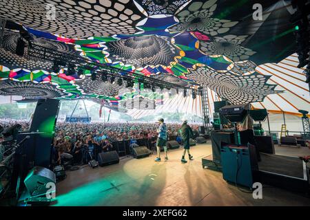 Il primo atto musicale si apre sul palco di Glade mentre Kurupt FM si esibisce davanti a grandi folle al Glastonbury Festival presso la Worthy Farm nel Somerset. Data foto: Giovedì 27 giugno 2024. Foto Stock