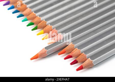 In legno matite a colori su sfondo bianco Foto Stock