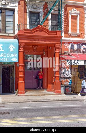 NYC Chinatown: 253 Grand Street / 101 Chrystie Street è un edificio di appartamenti a sette piani in mattoni rossi, decorato in terracotta bianca, costruito nel 1901. Foto Stock