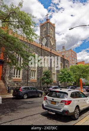 NYC Chinatown: St. Teresa's Roman Catholic Church, 141 Henry Street (angolo di Rutgers Street) è una chiesa in pietra costruita nel 1842. Foto Stock