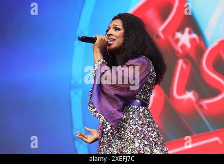 Sister Act si esibisce al West End Live 2024, a Trafalgar Square, Londra, Regno Unito Foto Stock