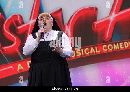 Sister Act si esibisce al West End Live 2024, a Trafalgar Square, Londra, Regno Unito Foto Stock