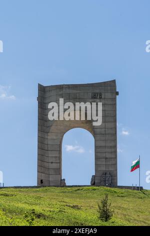 Bandiera bulgara che sventolava nel vento in un monumento commemorativo della liberazione della bulgaria nel 1877-1878 Foto Stock