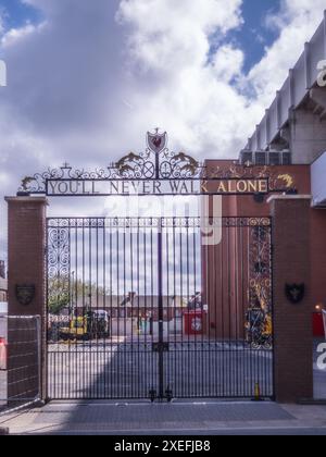 I cancelli di Bill Shankley con la famosa canzone che non attraverserai mai da solo in cima sono stati chiamati e aperti ad Anfield nel 1982 Foto Stock