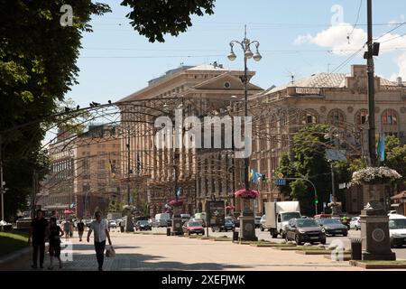 KIEV, UCRAINA - 27 GIUGNO 2024 - via Khreshchatyk è la strada principale di Kiev, capitale dell'Ucraina. Foto Stock