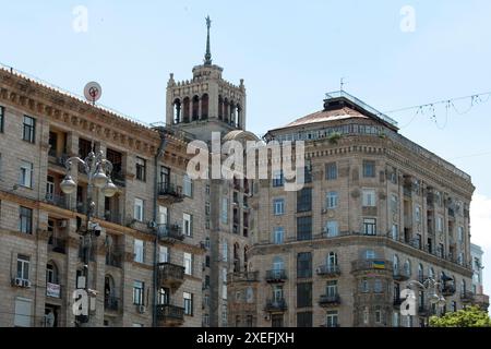 KIEV, UCRAINA - 27 GIUGNO 2024 - via Khreshchatyk è la strada principale di Kiev, capitale dell'Ucraina. Foto Stock