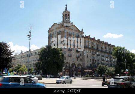 KIEV, UCRAINA - 27 GIUGNO 2024 - Un edificio in via Khreshchatyk è raffigurato a Kiev, capitale dell'Ucraina. Foto Stock