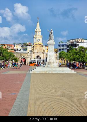 Colombia, Cartagena de Indias, statua femminile con scudo che celebra la liberazione Foto Stock