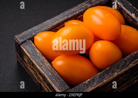 Pomodori gialli freschi e brillanti a forma di prugne. Preparare la salsa di pomodoro Foto Stock