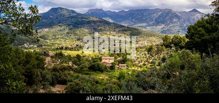 Vista panoramica dalla strada ma-10 Carretera de Deiá che si affaccia sull'area di S'Horta nella valle di Sóller, perfetta per viaggi o visite turistiche. Foto Stock