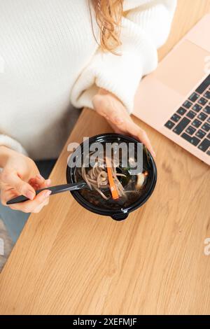 Consegna di cibo. Diverso in plastica scatola da pranzo usa e getta con cibo sano e naturale. Brodo di pollo, zuppa di purè Foto Stock