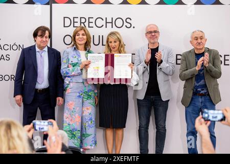 Madrid, Spagna. 26 giugno 2024. Gli agenti sociali e i rappresentanti delle imprese insieme al secondo vicepresidente pongono dopo la firma dell'accordo. Il vicepresidente e ministro del lavoro Yolanda Díaz, il segretario generale di UGT Pepe Álvarez, il segretario generale di CCOO uno sordo, il presidente della commissione per l'uguaglianza e la diversità di CEOE María del Val Díez, e la persona responsabile della formazione e della prevenzione dei rischi professionali al CEPYME Miguel Canales era presente all'evento. Credito: SOPA Images Limited/Alamy Live News Foto Stock