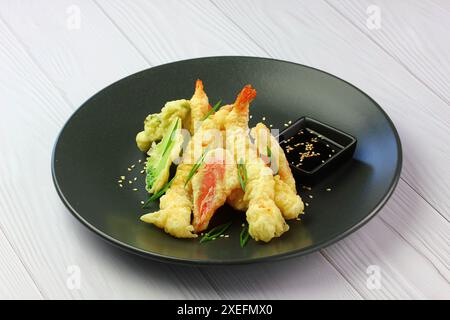Tempura di gamberi posta su sfondo bianco. La tempura è un cibo giapponese. E' un gambero fritto giapponese. Vista dall'alto Foto Stock