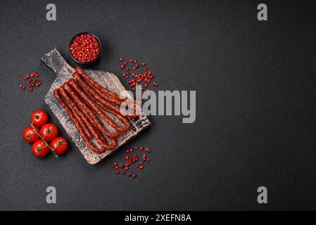 Deliziose salsicce affumicate con sale Foto Stock