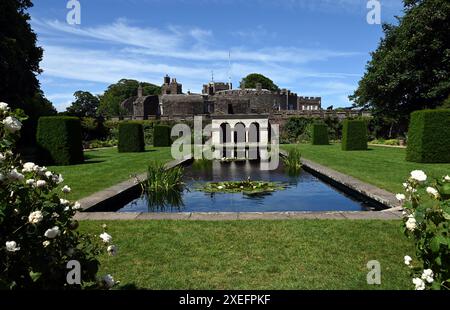 I giardini ornamentali del castello di Walmer nella contea inglese del Kent. Risalgono agli anni '1790 e '1860 e coprono circa 8 acri. Foto Stock