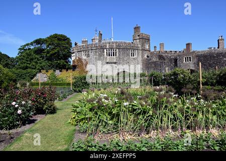 I giardini ornamentali del castello di Walmer nella contea inglese del Kent. Risalgono agli anni '1790 e '1860 e coprono circa 8 acri. Foto Stock