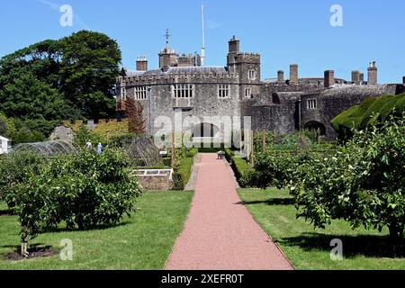 I giardini ornamentali del castello di Walmer nella contea inglese del Kent. Risalgono agli anni '1790 e '1860 e coprono circa 8 acri. Foto Stock