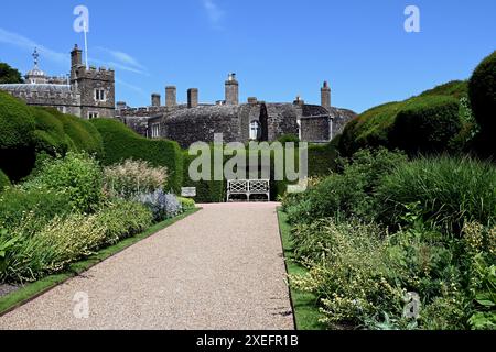 I giardini ornamentali del castello di Walmer nella contea inglese del Kent. Risalgono agli anni '1790 e '1860 e coprono circa 8 acri. Foto Stock