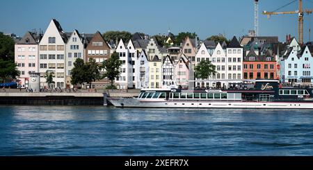 Colonia, Germania giugno 25 2024: La nave per escursioni rheinvision è ormeggiata di fronte alla pittoresca città vecchia di colonia Foto Stock