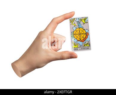 Mano che tiene in mano la carta dei tarocchi, ruota della fortuna arcana isolata su bianco. Foto Stock