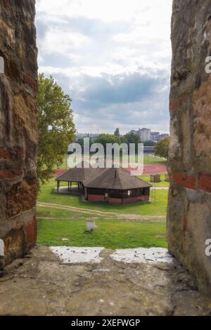 Smederevo, vista sul cortile interno ad angolo alto della fortezza serba Foto Stock