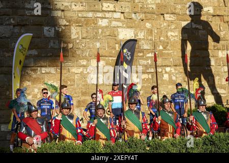 Firenze, Francia. 27 giugno 2024. Groupama FDJ riders fotografati durante la presentazione del team in vista della gara ciclistica Tour de France 2024, a Firenze, Italia, giovedì 27 giugno 2024. La 111a edizione del Tour de France inizia sabato 29 giugno a Firenze, Italia, e si conclude a Nizza, Francia, il 21 luglio. BELGA FOTO DAVID PINTENS credito: Belga News Agency/Alamy Live News Foto Stock