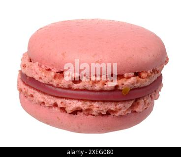 Macaron al lampone su sfondo isolato Foto Stock