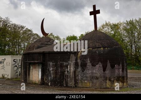 Oggetto di migrazione, croce e mezzaluna su un ex bunker, Crange, Herne, Germania, Europa Foto Stock