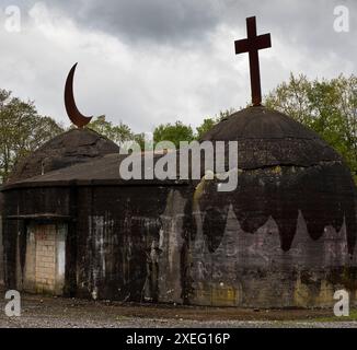 Oggetto di migrazione, croce e mezzaluna su un ex bunker, Crange, Herne, Germania, Europa Foto Stock