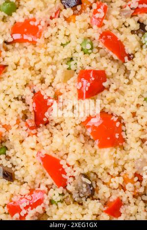 Delizioso porridge di couscous con cubetti di verdure grigliate con sale e spezie Foto Stock