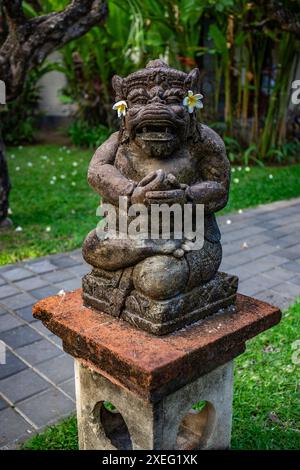 Parco con piante, statue tradizionali della fede indù, Bali, Indonesia Foto Stock