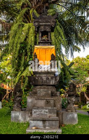 Parco con piante, statue tradizionali della fede indù, Bali, Indonesia Foto Stock