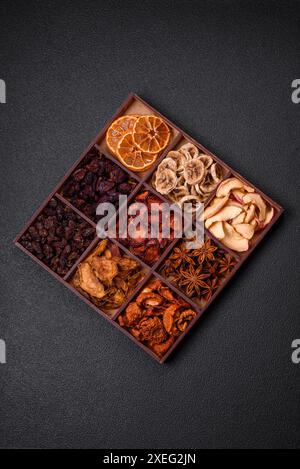 Varietà di frutta secca fragola, mela, ciliegia, banana, pesca, prugna e anice stellato Foto Stock