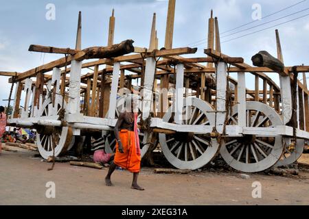 immagine del processo di produzione di ratha con varie attività come pittura, falegnameria ecc. a puri odisha. Foto Stock