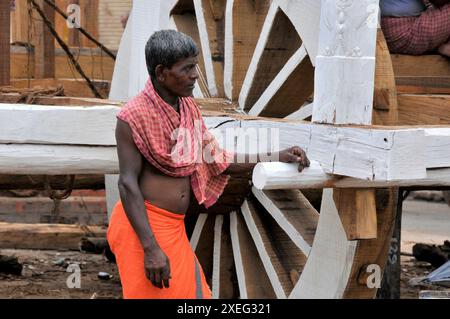 immagine del processo di produzione di ratha con varie attività come pittura, falegnameria ecc. a puri odisha. Foto Stock