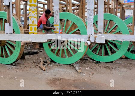 immagine del processo di produzione di ratha con varie attività come pittura, falegnameria ecc. a puri odisha. Foto Stock