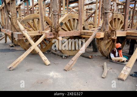 immagine del processo di produzione di ratha con varie attività come pittura, falegnameria ecc. a puri odisha. Foto Stock