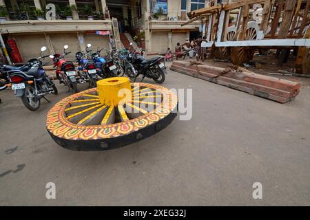 immagine del processo di produzione di ratha con varie attività come pittura, falegnameria ecc. a puri odisha. Foto Stock