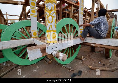 immagine del processo di produzione di ratha con varie attività come pittura, falegnameria ecc. a puri odisha. Foto Stock